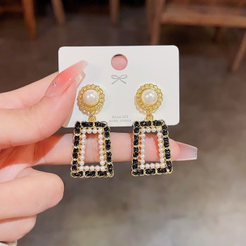 2023 Korean new autumn and winter black geometric earrings for women ins trendy 925 silver needle exaggerated personality pearl earrings